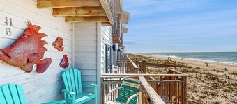 Dog-friendly beachfront townhouse with comunity pool, washer/dryer, central AC