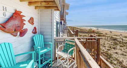 Dog-friendly beachfront townhouse with comunity pool, washer/dryer, central AC