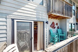 Terrace/patio - Dog-friendly beachfront townhouse with comunity pool, washer/dryer, central AC (St. George Island)