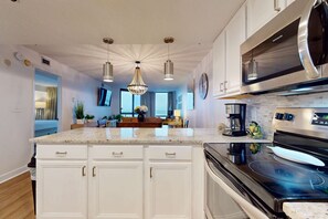 Fridge, microwave, oven, stovetop - Swanky beachfront hotel-style condo w/ shared pool, hot tub, and beach access! (Destin)