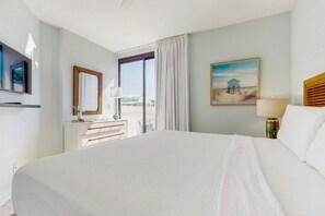 1 bedroom, iron/ironing board, WiFi, bed sheets - Cozy ground-floor condo with private patio, shared pool & beach access (Miramar Beach)