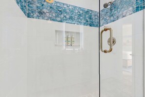 Shower, towels - Cozy ground-floor condo with private patio, shared pool & beach access (Miramar Beach)