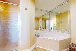 Shower, hair dryer, towels - Ocean view condo with pool, gym, grill, scenic balcony, open layout, W/D, & AC (Destin)