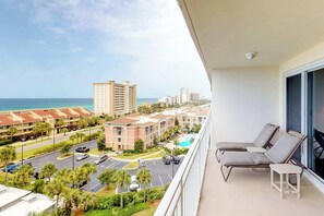 Property grounds - Spacious condo with amazing views, pools, & easy beach access (Destin)