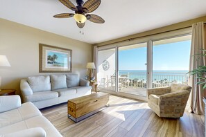 TV, offices - Spacious condo with amazing views, pools, & easy beach access (Destin)