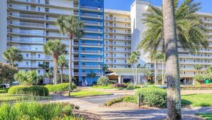 Et hotel med flere etager og et tydeligt blå skilt med teksten "Sterling Shores".