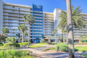 Ein mehrstöckiges Hotel mit einem auffälligen, blauen Schild, auf dem "Sterling Shores" steht.