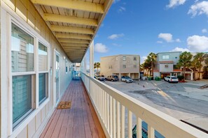 Property grounds - Coastal condo in a great location with balcony, open interior, washer/dryer & AC (Destin)