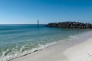 Beach - Coastal condo in a great location with balcony, open interior, washer/dryer & AC (Destin)