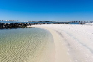 Beach - Coastal condo in a great location with balcony, open interior, washer/dryer & AC (Destin)