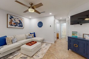TV, offices - Coastal condo in a great location with balcony, open interior, washer/dryer & AC (Destin)