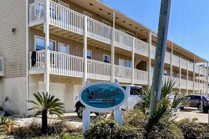 Exterior detail - Coastal condo in a great location with balcony, open interior, washer/dryer & AC (Destin)