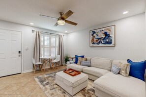 TV, offices - Coastal condo in a great location with balcony, open interior, washer/dryer & AC (Destin)