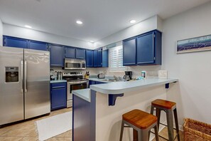 Fridge, microwave, oven, stovetop - Coastal condo in a great location with balcony, open interior, washer/dryer & AC (Destin)