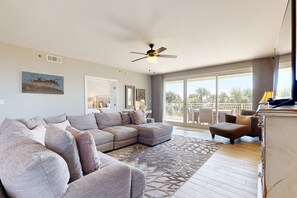 TV, offices - Beautiful beach home w/shared fitness center & pool/balcony + near beach access (Destin)
