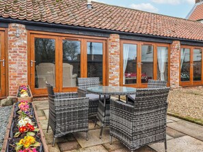 Cottage | Outdoor dining - Pillar Barn (Driffield)
