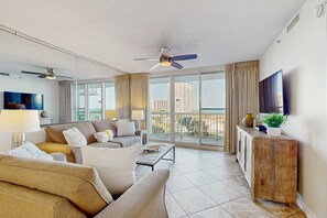 TV, offices - Beachfront Condo, gorgeous views, shared pool and beach access (Destin)