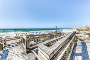 On the beach - Beachfront Shoreline Towers condo on 2nd floor only steps away from beach (Destin)