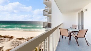 En balkon med udsigt over stranden og havet.