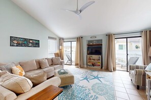 TV, offices - Snowbird & dog-friendly condo with 5 pools, hot tubs, golf, tennis, pickleball (Destin)