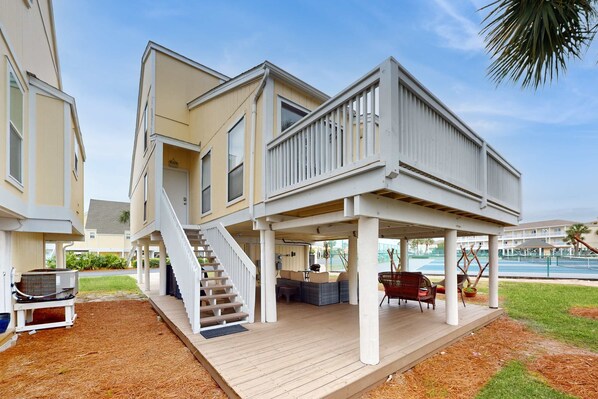 Terrace/patio - Snowbird & dog-friendly condo with 5 pools, hot tubs, golf, tennis, pickleball (Destin)