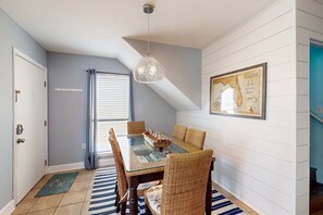 Dining - Snowbird & dog-friendly condo with 5 pools, hot tubs, golf, tennis, pickleball (Destin)