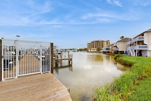 Property grounds - Snowbird & dog-friendly condo with 5 pools, hot tubs, golf, tennis, pickleball (Destin)