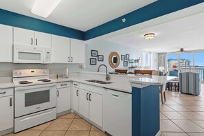 Fridge, microwave, oven, stovetop - Coastal condo with Gulf views, washer and dryer, Wifi, Community pool (Destin)