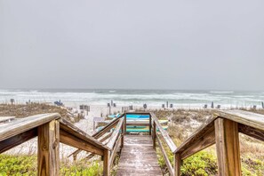 On the beach - Second Floor Condo Many Amenities, Beach Access, Beach Equipment Included (Destin)