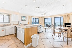 Fridge, microwave, oven, stovetop - Second Floor Condo Many Amenities, Beach Access, Beach Equipment Included (Destin)