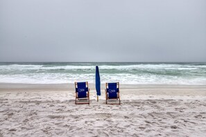 On the beach - Second Floor Condo Many Amenities, Beach Access, Beach Equipment Included (Destin)