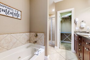 Shower, hair dryer, towels - Nautical home in gated community with pool, hot tub & beach access (Destin)