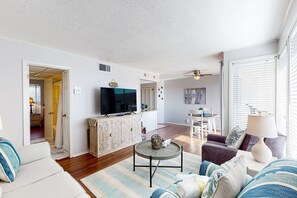 TV, offices - Charming condo with pool, hot tub, tennis, balcony, & W/D (Destin)