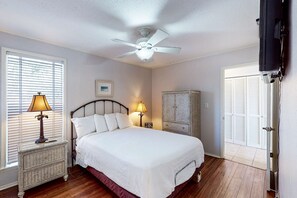 1 bedroom, WiFi, bed sheets - Charming condo with pool, hot tub, tennis, balcony, & W/D (Destin)