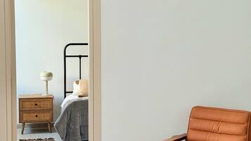 Traditional Apartment, 1 Queen Bed with Sofa bed, Patio, Courtyard View | Interior