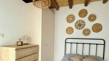 Design-huoneisto, 2 makuuhuonetta, keittiö, näköala pihalle | Kannettavalle tietokoneelle sopiva työtila, pimennysverhot