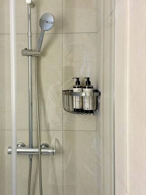 Appartement Design, 2 chambres, cuisine, vue cour intérieure | Salle de bain | Douche, sèche-cheveux, serviettes fournies, savon