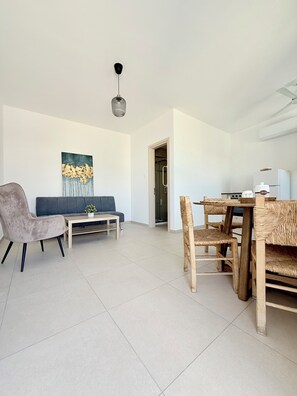 Apartamento Confort, 1 cama de matrimonio con sofá cama, balcón, vistas al jardín | Restauración