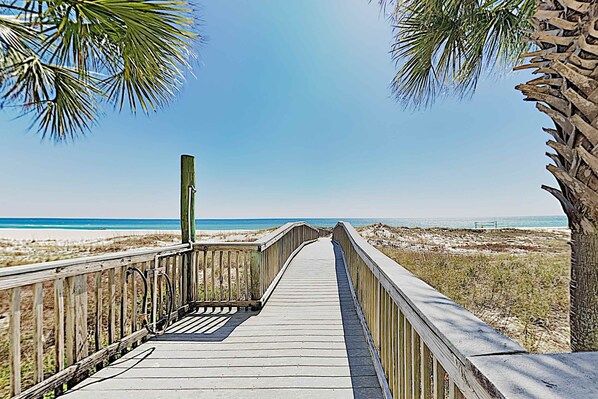 Beach nearby - SeaSpray beachfront paradise with 3 pools, hot tub, marina, & tennis (Perdido Key)