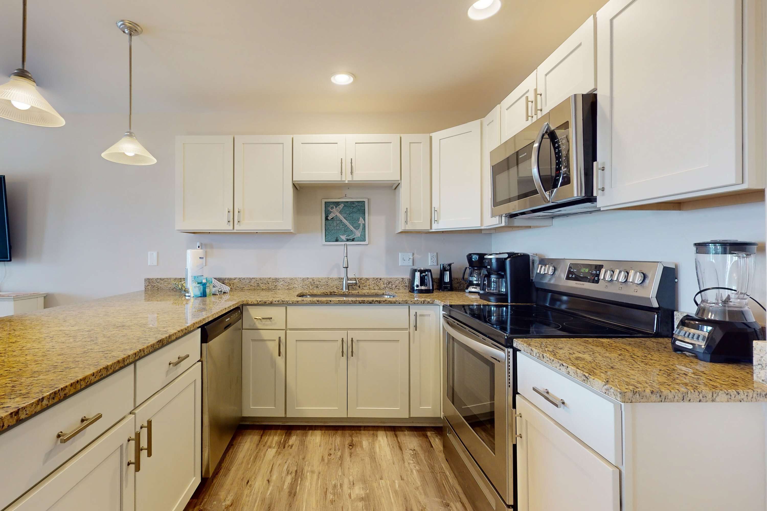 Frigorifero, microonde, forno, piano cottura