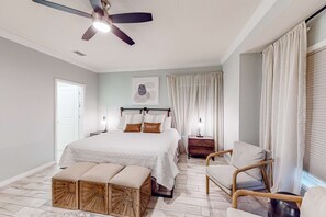 5 bedrooms, desk, iron/ironing board, WiFi - Beautiful & open home with enclosed porch, game room, W/D - beach & pool access (Perdido Key)