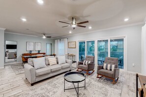 TV, foosball, offices - Beautiful & open home with enclosed porch, game room, W/D - beach & pool access (Perdido Key)