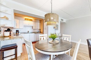 Dining - Comfortable beachfront condo with beach setup - quick drive to dining (Fort Walton Beach)