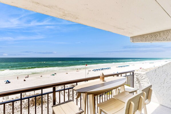 On the beach - Comfortable beachfront condo with beach setup - quick drive to dining (Fort Walton Beach)