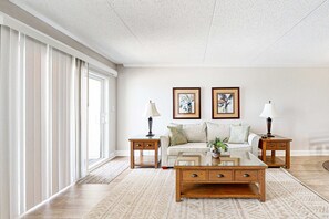 TV, DVD player, offices - Comfortable beachfront condo with beach setup - quick drive to dining (Fort Walton Beach)