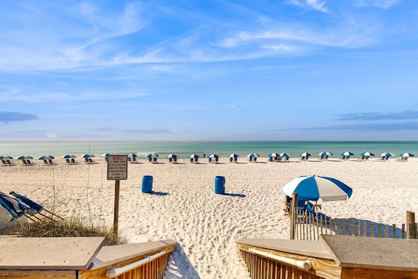 On the beach - Bright, beachfront condo with beach service included - quick walk to dining (Fort Walton Beach)