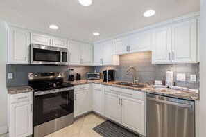 Fridge, microwave, oven, stovetop - Bright, beachfront condo with beach service included - quick walk to dining (Fort Walton Beach)