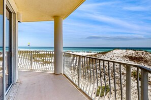 Property grounds - Gulf-front 3-bedroom condo with balconies off each bedroom & pickleball (Santa Rosa Beach)