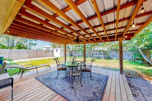 Outdoor dining - Contemporary beach house within walking distance to beach & central AC & WiFi (Panama City Beach)