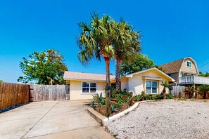 Exterior - Contemporary beach house within walking distance to beach & central AC & WiFi (Panama City Beach)